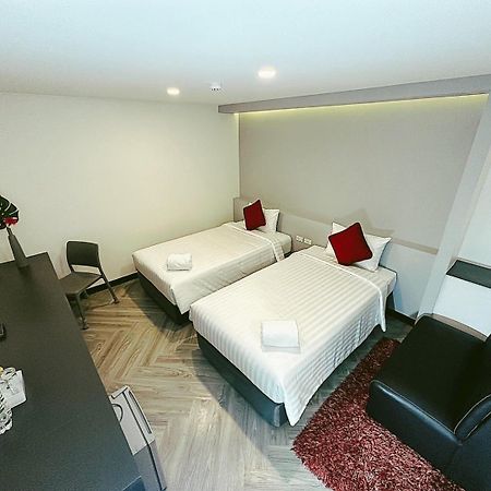 14 Sathorn Hotel No-Parking Бангкок Екстер'єр фото
