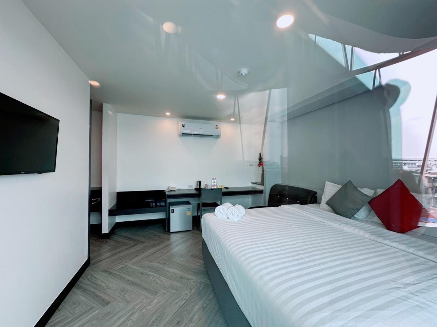 14 Sathorn Hotel No-Parking Бангкок Екстер'єр фото