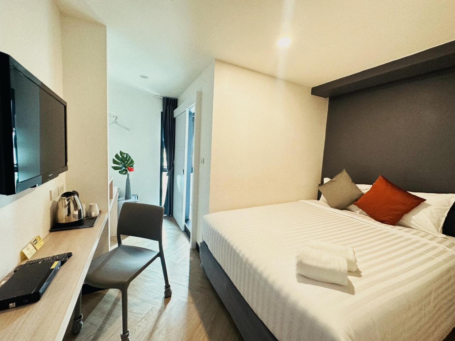 14 Sathorn Hotel No-Parking Бангкок Екстер'єр фото