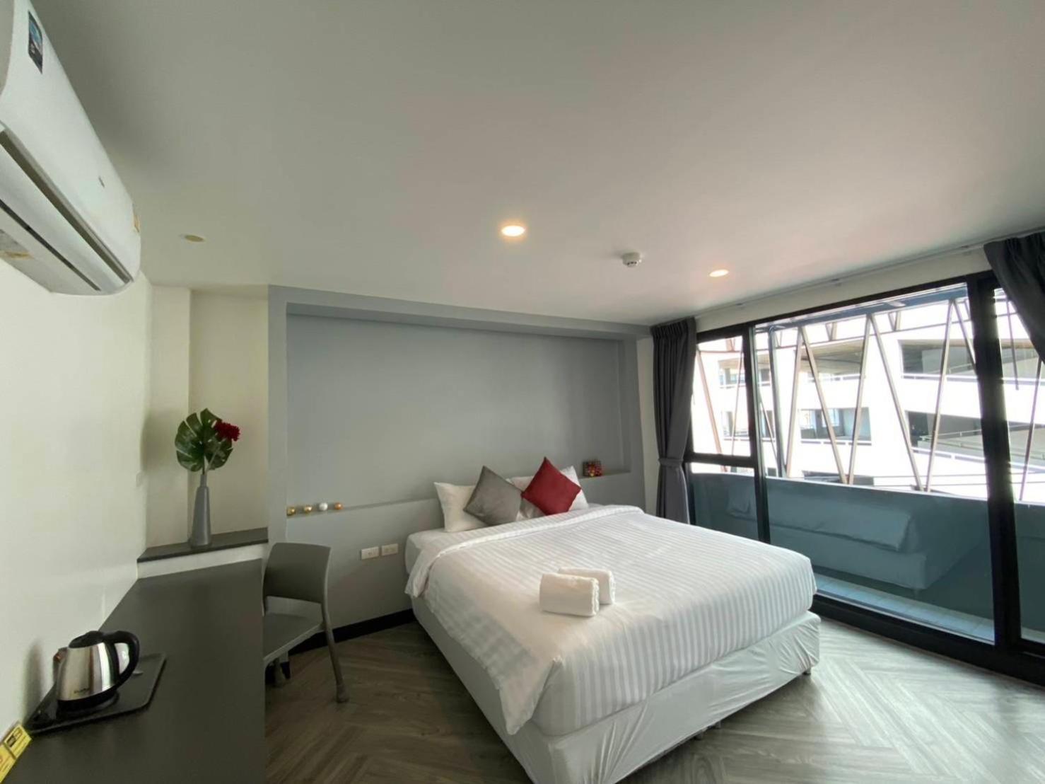 14 Sathorn Hotel No-Parking Бангкок Екстер'єр фото