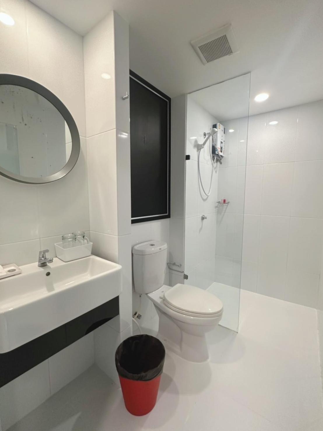 14 Sathorn Hotel No-Parking Бангкок Екстер'єр фото