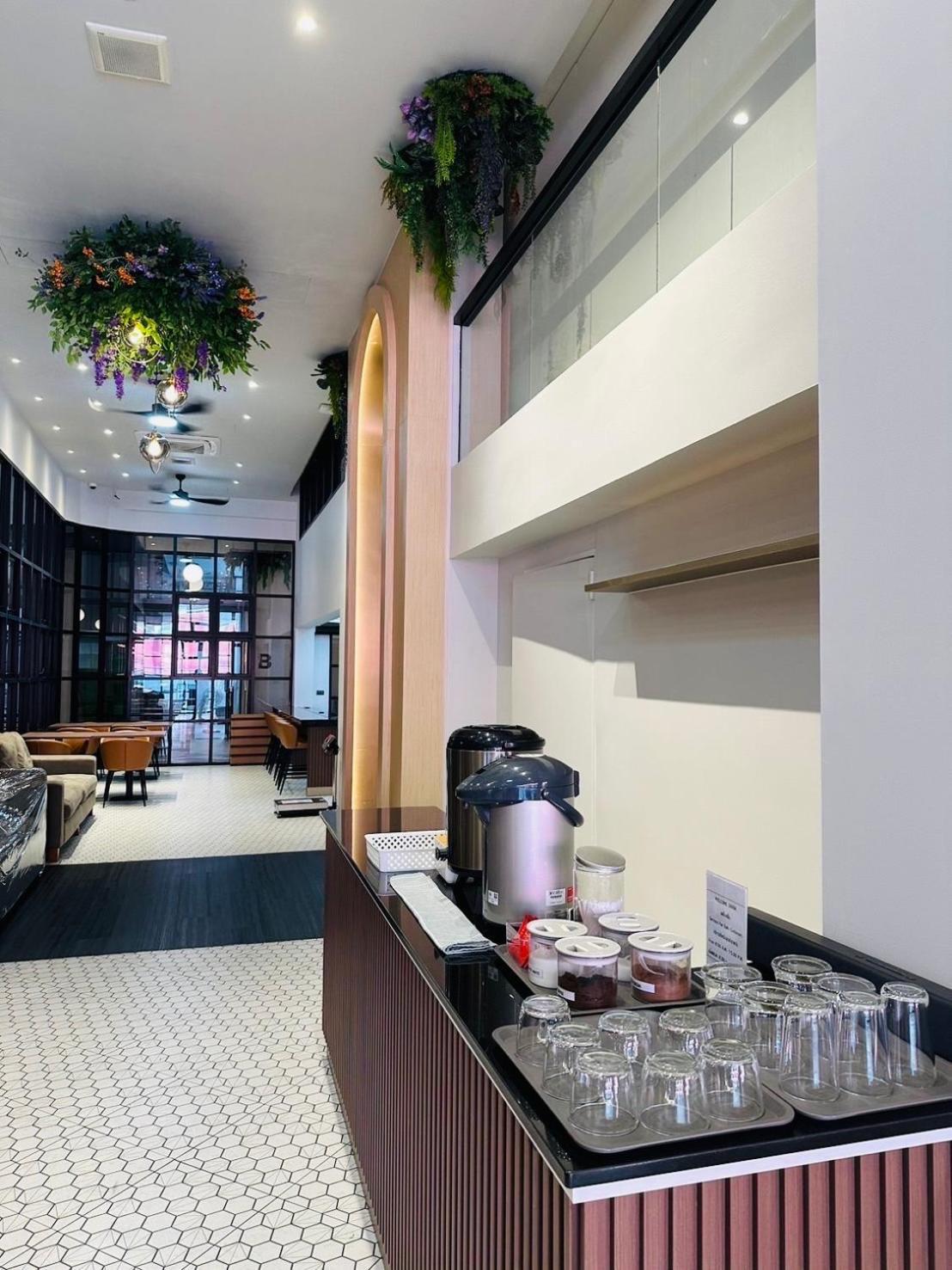 14 Sathorn Hotel No-Parking Бангкок Екстер'єр фото