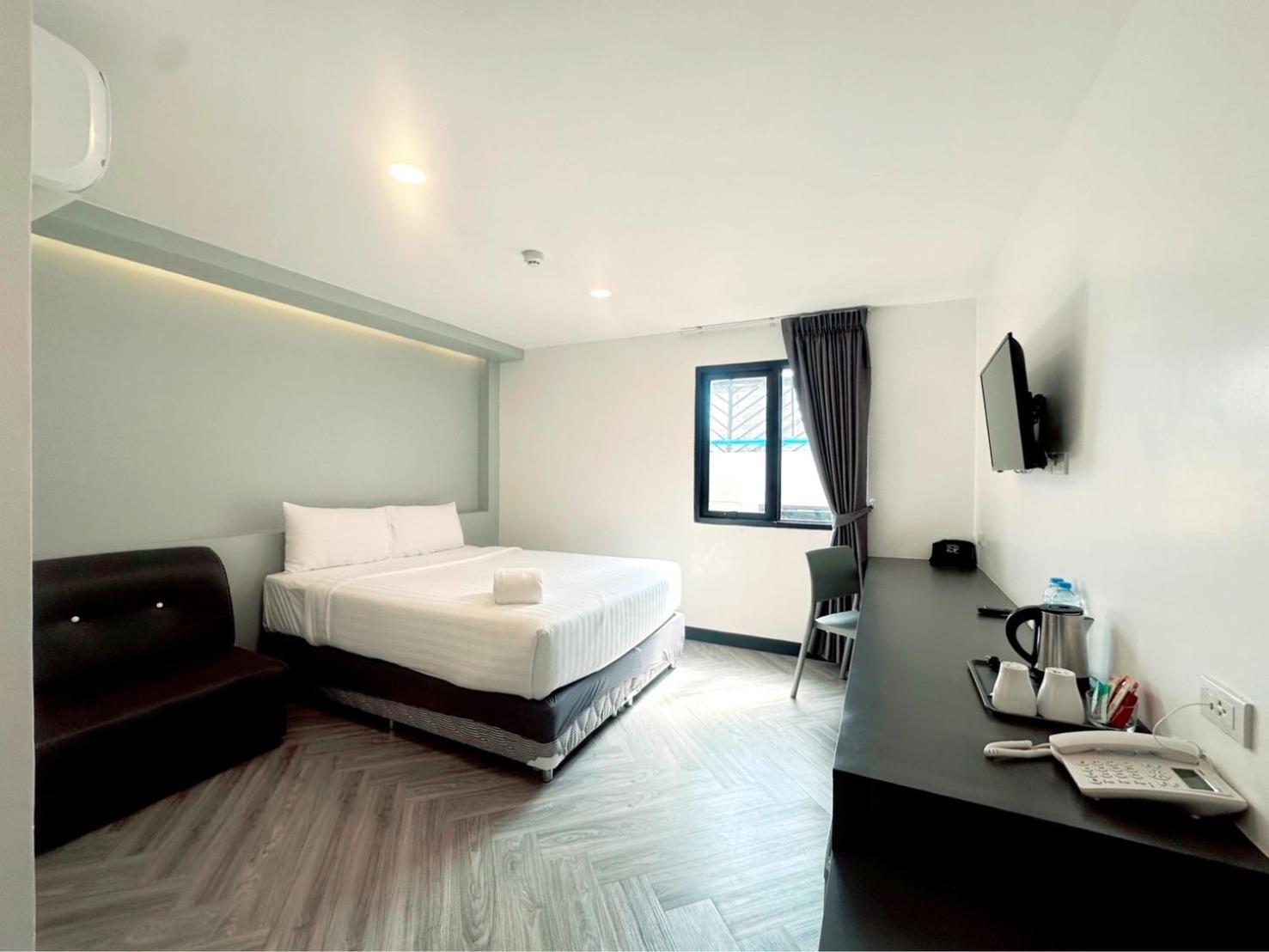 14 Sathorn Hotel No-Parking Бангкок Екстер'єр фото