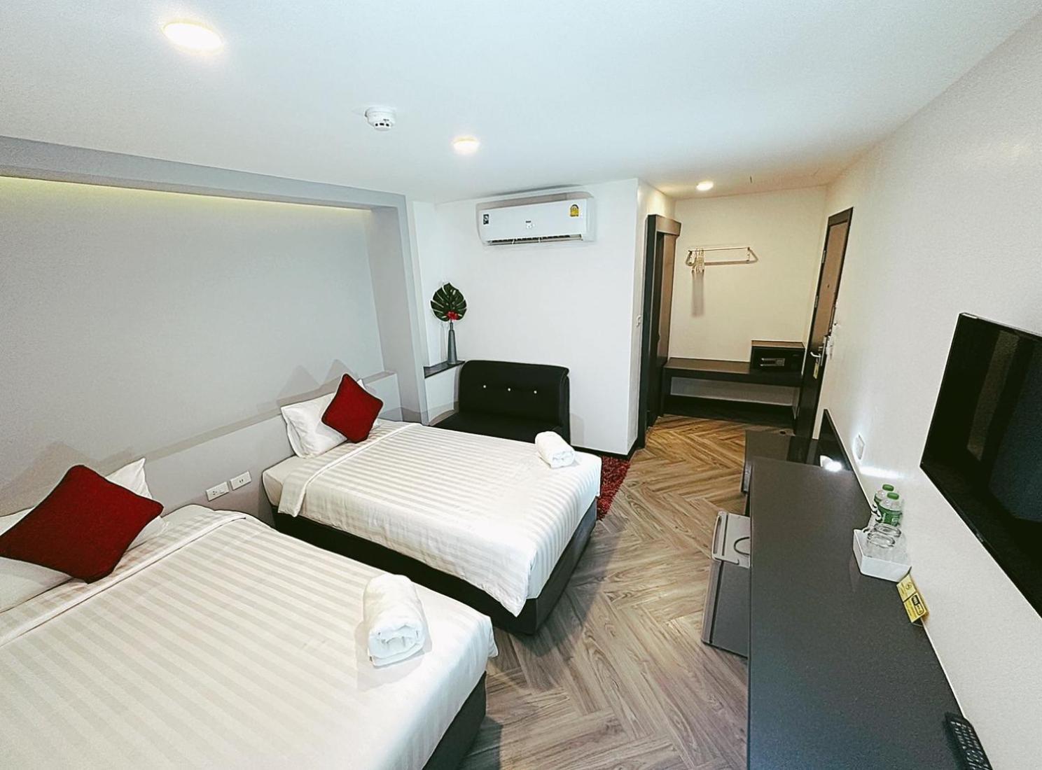 14 Sathorn Hotel No-Parking Бангкок Екстер'єр фото