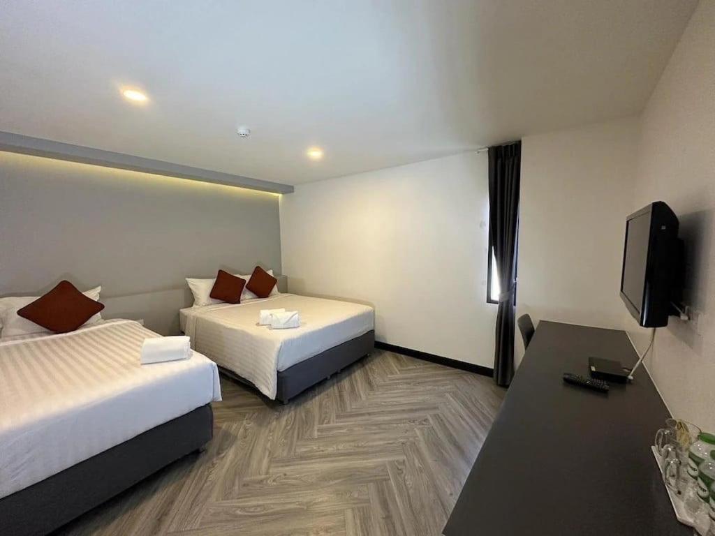 14 Sathorn Hotel No-Parking Бангкок Екстер'єр фото
