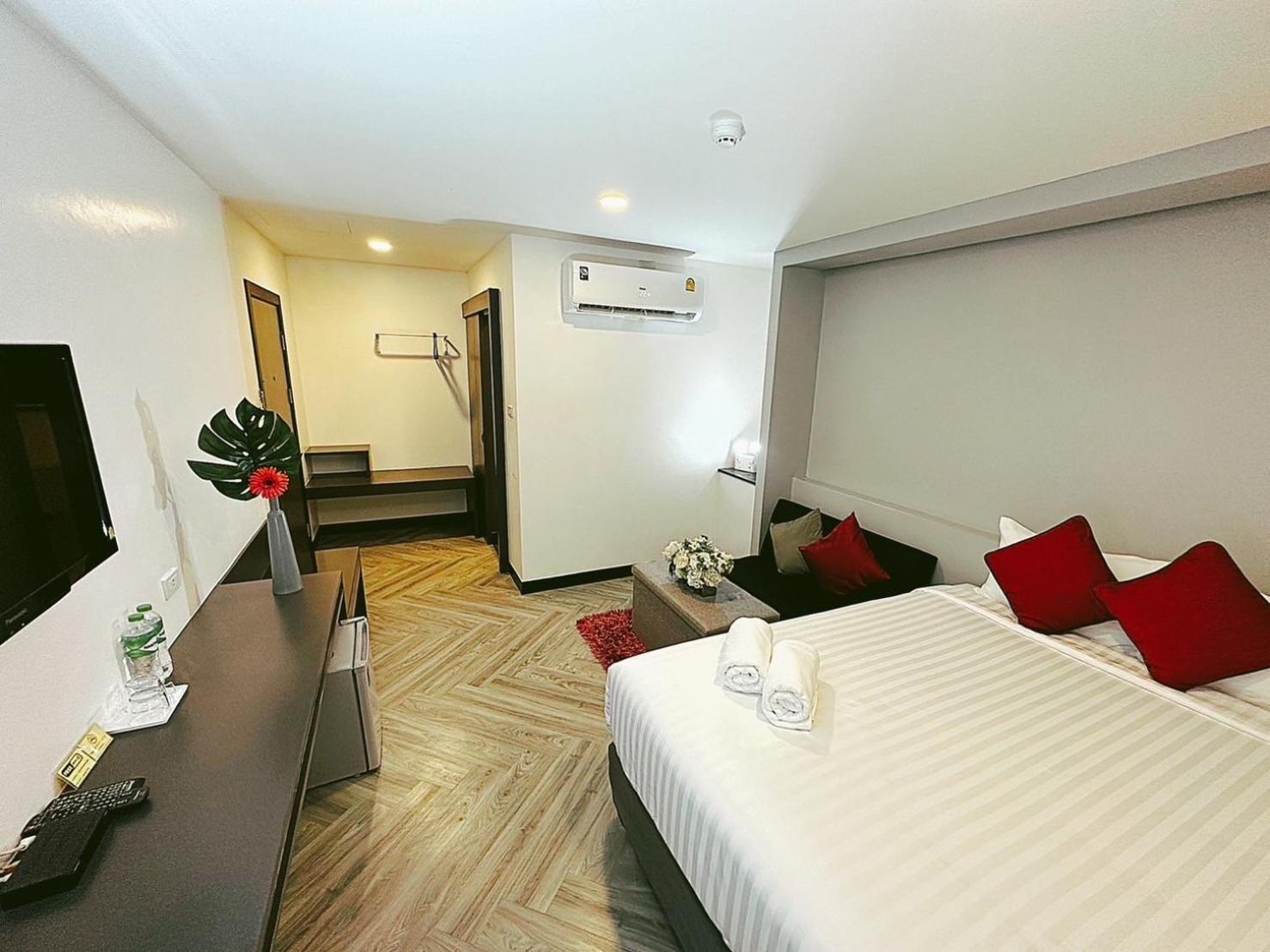 14 Sathorn Hotel No-Parking Бангкок Екстер'єр фото