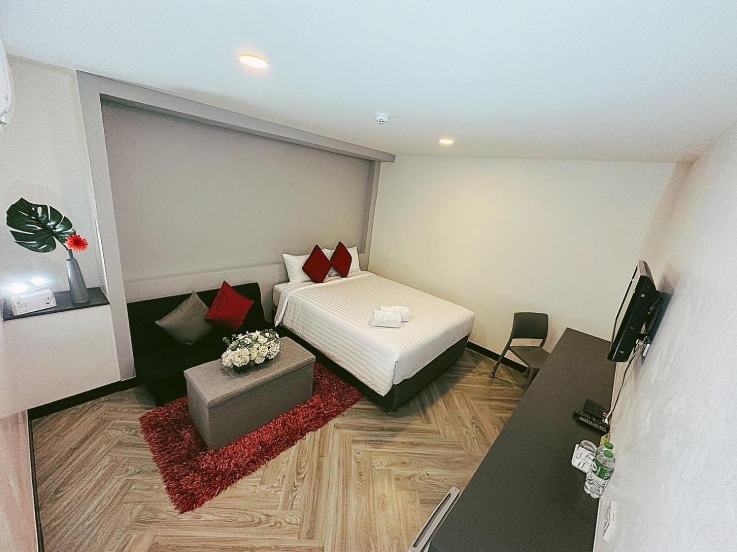 14 Sathorn Hotel No-Parking Бангкок Екстер'єр фото