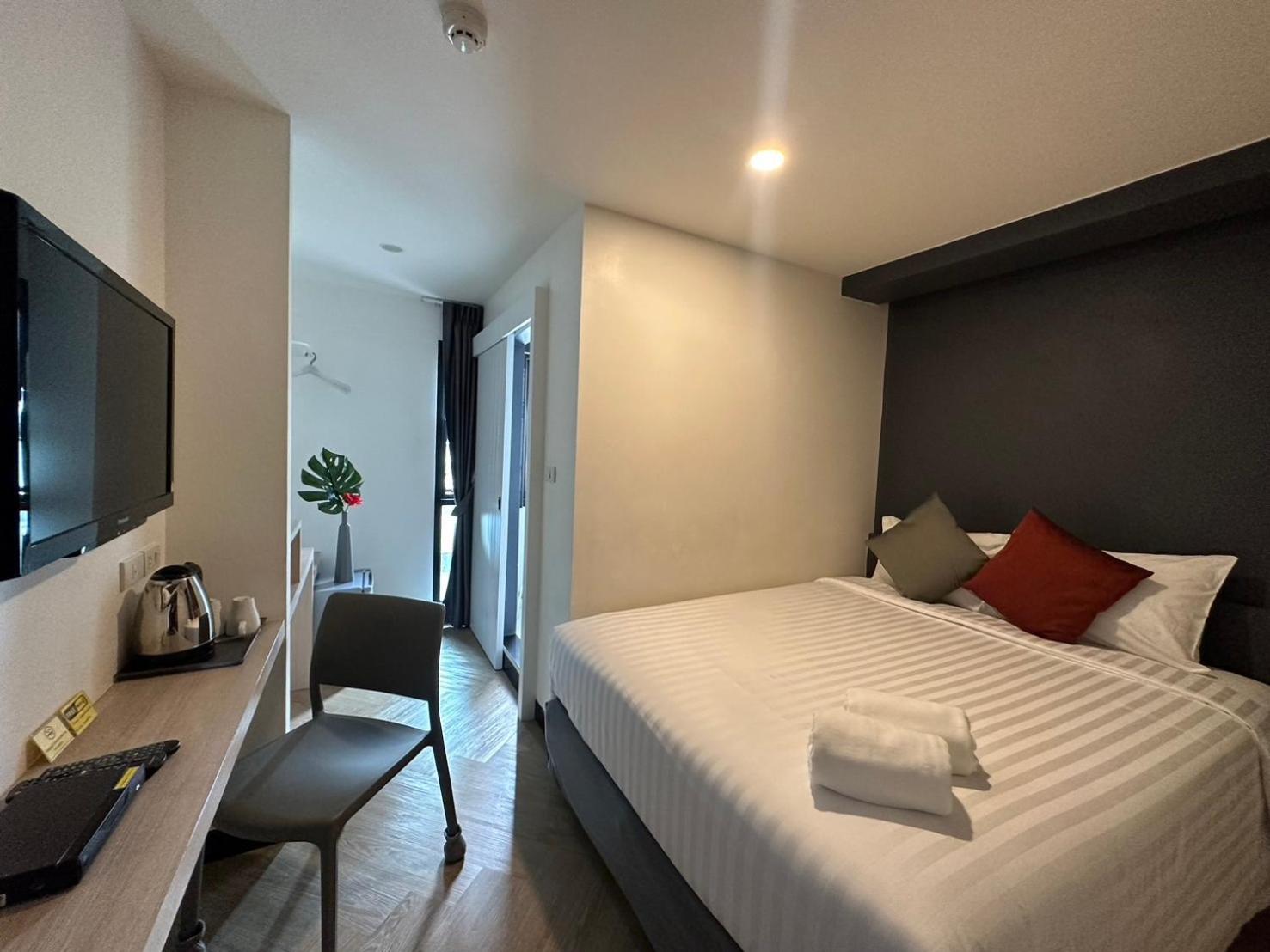 14 Sathorn Hotel No-Parking Бангкок Екстер'єр фото